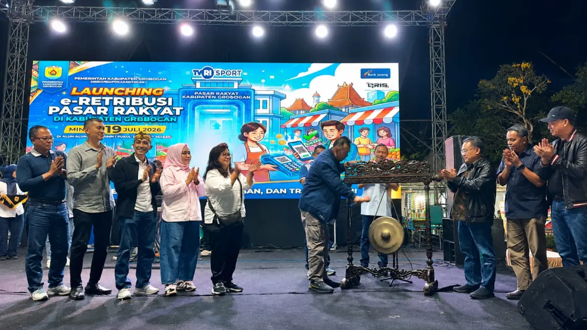 LAUNCHING: E-retribusi tujuh pasar rakyat di-launching Bupati Grobogan Setyo Hadi, Pimpinan Bank Jateng Cabang Purwodadi Cahya Imanuddin Firmansyah, Wakil Ketua Komisi VII DPR RI Evita Nursanty.