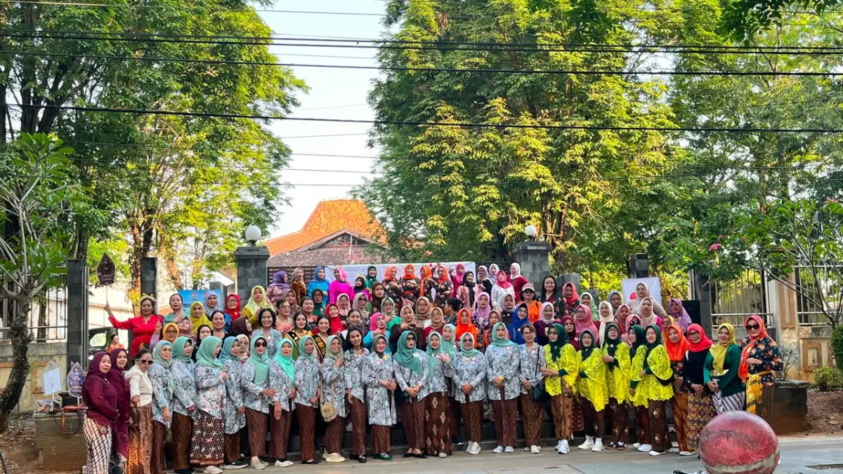 MERIAH: PBI Grobogan saat meramaikan CFD dengan berkebaya.