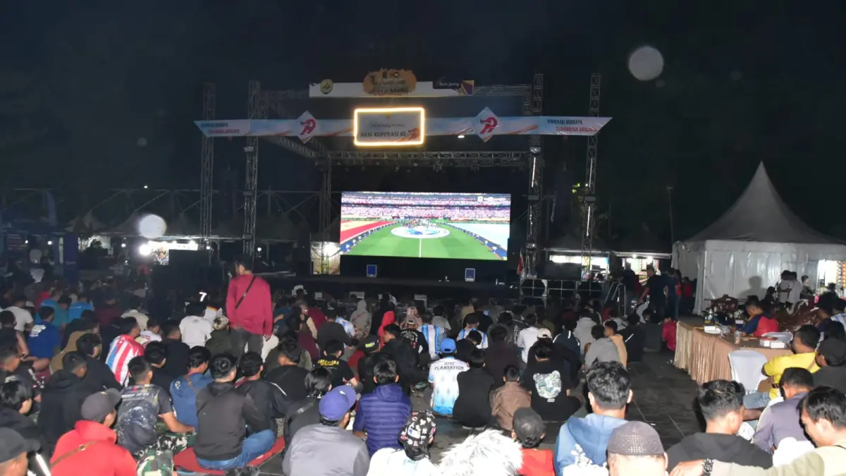 NOBAR: Warga saat nobar final Piala Dunia di Alun-Alun Purwodadi.