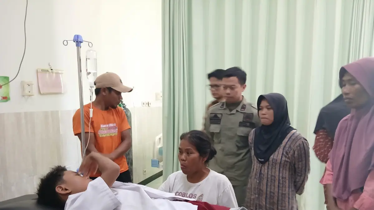 SAKIT: Para siswa Sekolah Dasar Negeri Sendangharjo terbaring di IGD Puskemas Ngawen. (EKO SANTOSO/RADAR PATI)