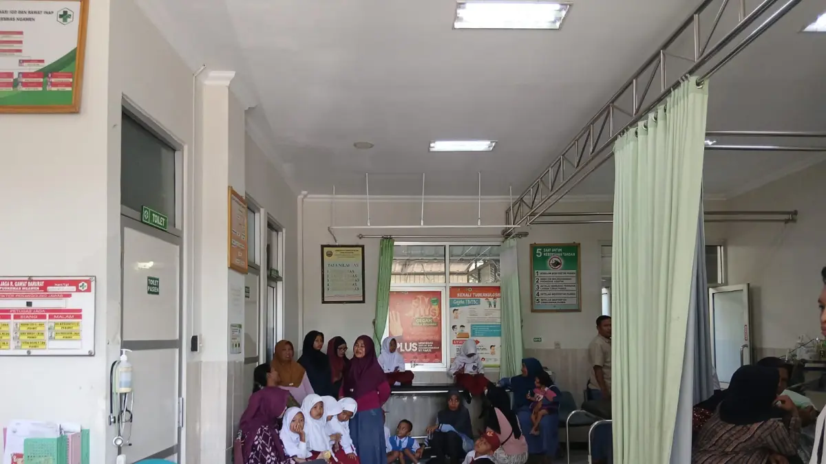SAKIT: Para siswa Sekolah Dasar Negeri Sendangharjo terbaring di IGD Puskemas Ngawen. (EKO SANTOSO/RADAR PATI)