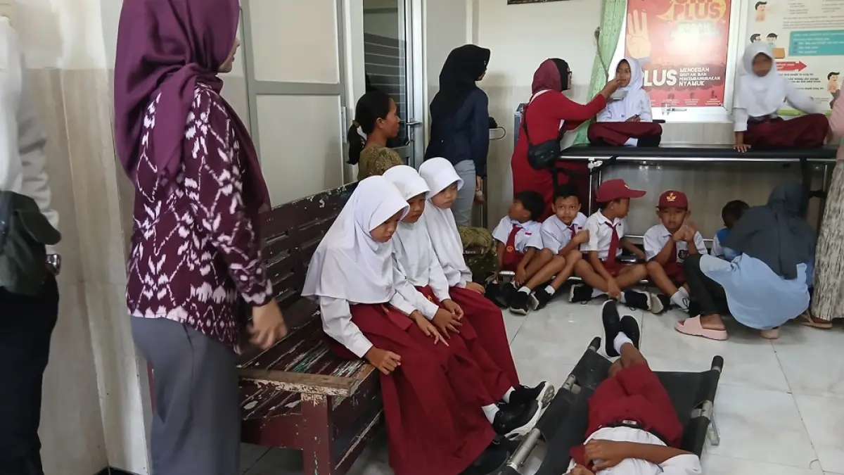 
SAKIT: Para siswa Sekolah Dasar Negeri Sendangharjo terbaring di IGD Puskemas Ngawen. (EKO SANTOSO/RADAR PATI)
