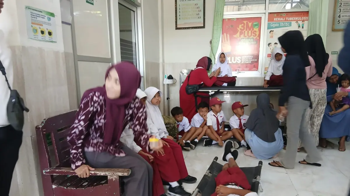SAKIT: Para siswa Sekolah Dasar Negeri Sendangharjo terbaring di IGD Puskemas Ngawen. (EKO SANTOSO/RADAR PATI)
