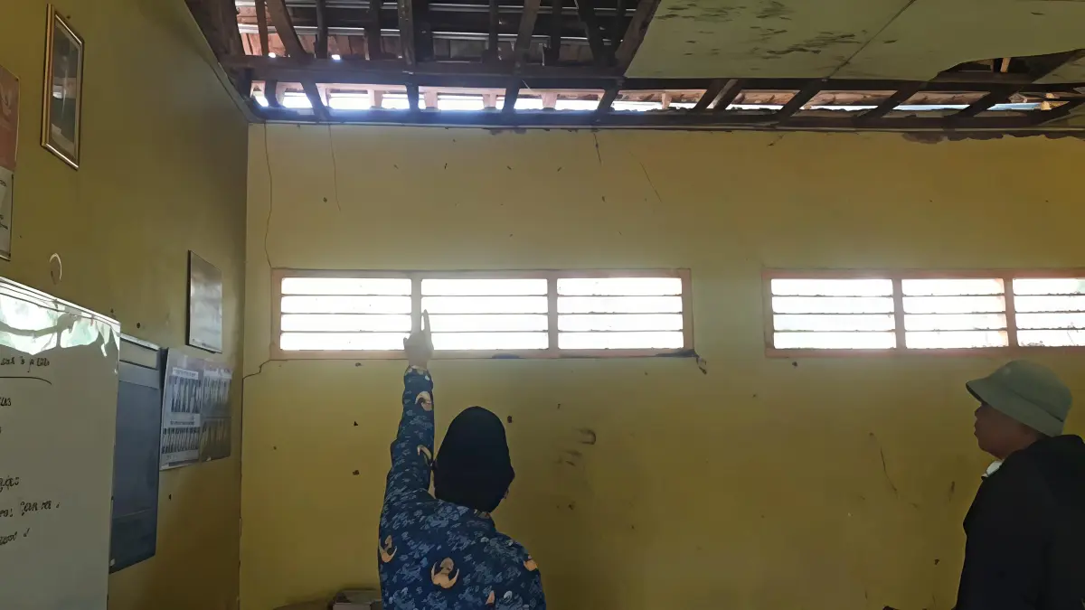 
AMBROL: Salah satu ruang kelas di SDN 2 Sukolilo dalam kondisi rusak. (ANDRE FAIDHIL FALAH/RADAR PATI)
