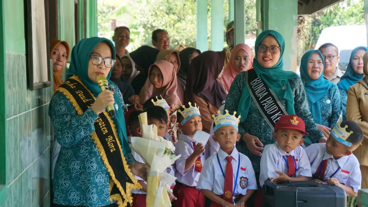
BERKUNJUNG: Bunda PAUD Kabupaten Blora Ainia Shalichah menemui anak-anak kelas 1 di SDN 1 Gedanggowo untuk melihat proses belajar dan transisi pembelajaran anak usia dini.  (ARIF FAKHRIAN KHALIM/RADAR PATI)
