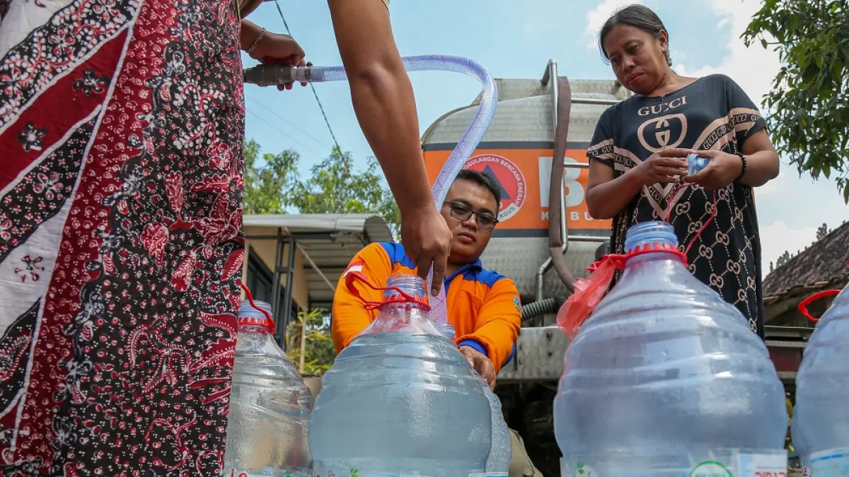 DARURAT: Petugas BPBD Kudus menyalurkan bantuan air bersih kepada warga Desa Glagahwaru, Undaan, Kudus. (GALIH ERLAMBANG W/ Radar PATI)