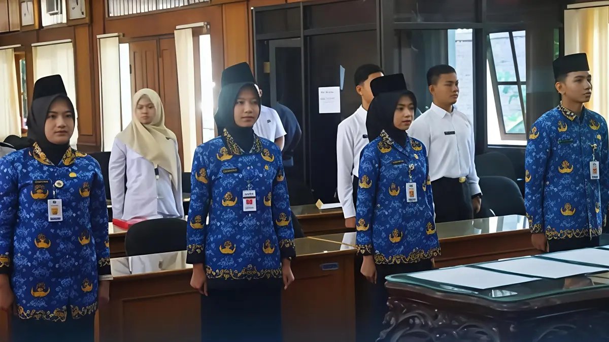 
DITAKEN: Pemkab Pati menyerahkan SK pegawai di Pendapa setempat belum lama ini. (ANDRE FAIDHIL FALAH/RADAR PATI)
