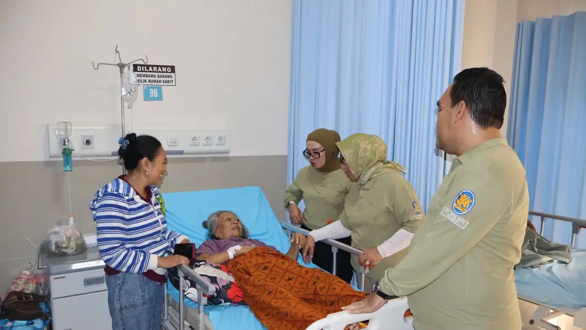 MELIHAT: Bupati Blora Arief Rohman dan Wakil Bupati Blora Sri Setyorini melihat kondisi pasien lansia di RSUD Cepu. (ARIF FAKHRIAN KHALIM/RADAR PATI)