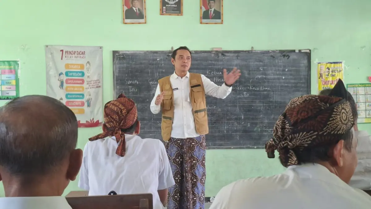 
PENJELASAN: Kepala Dinsos P3AP2KB Kudus Putut Winarno saat menjelaskan asesmen siswa SD 5 Hadipolo Kudus dihadapan perangkat desa baru-baru ini. (INDAH SUSANTI/RADAR PATI)
