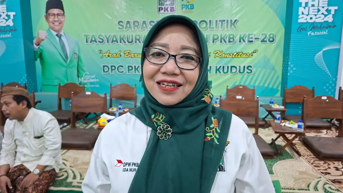 SERAH TERIMA: Ketua DPC PKB Kudus Ida Nur Sa’adah menyerahkan bantuan operasional secara simbolis dalam acara Harlah PKB Kudus ke-28, akhir pekan lalu (19/7) malam. (ANDIKA TRISNA SAPUTRA/RADAR PATI)