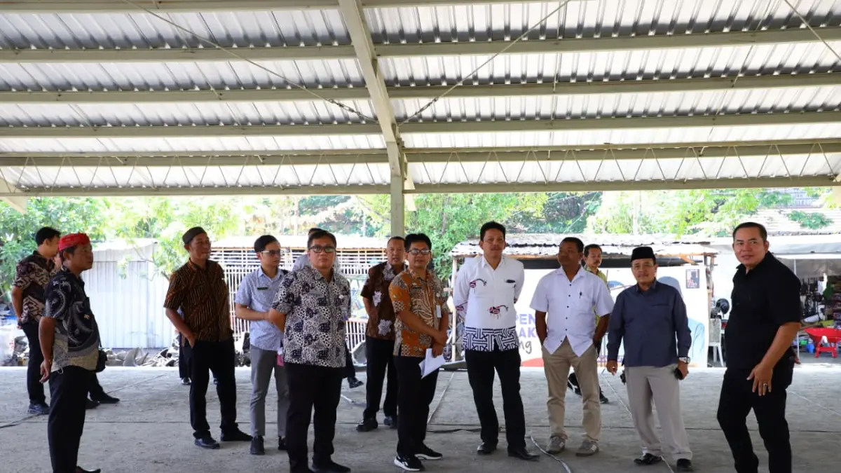 TAMPUNG: Ketua DPRD Kudus H. Masan, S.E., M.M. menerima usulan atau aspirasi pedagang meninjau Pasar Babe, Selasa (21/7). (DPRD KUDUS UNTUK RADAR PATI)