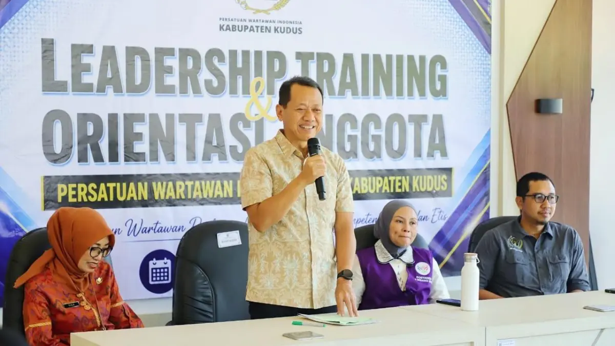 DINAS KOMINFO KUDUS UNTUK RADAR KUDUS
ARAHAN: Bupati Kudus Sam’ani Intakoris memberikan sambutan dan membuka acara Leadership Training dan Orientasi Anggota Baru PWI Kabupaten Kudus di Gedung Perpustakaan Daerah Kabupaten Kudus, Selasa (21/7).
