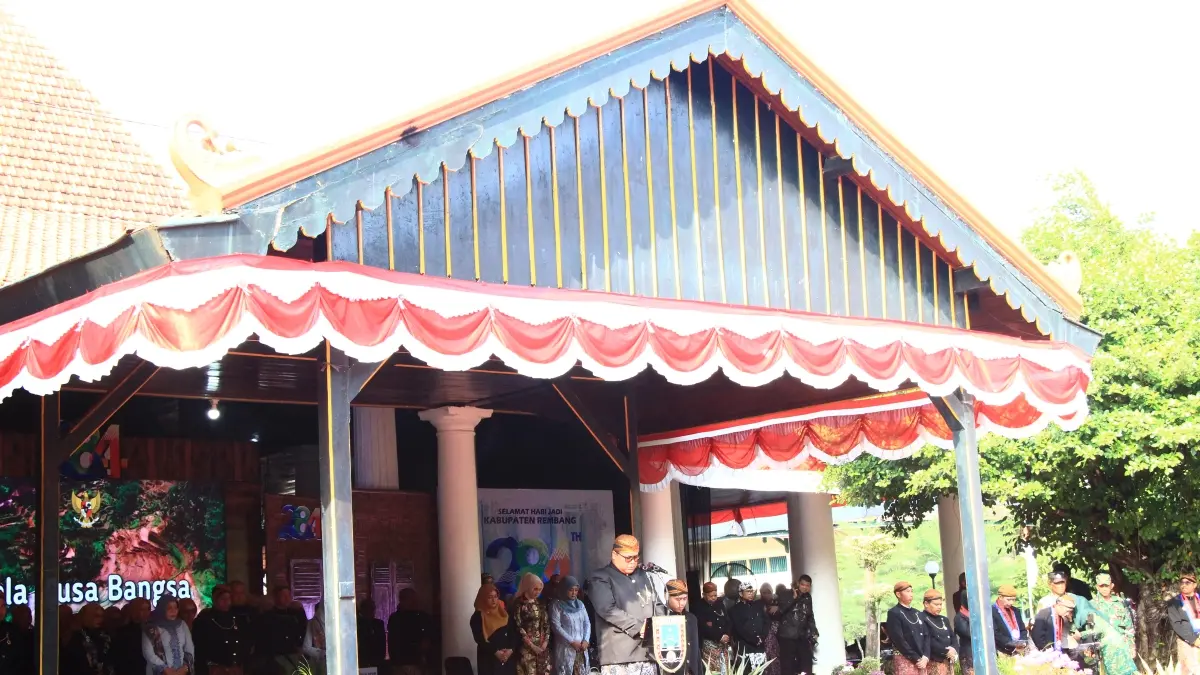 KEARIFAN  LOKAL: Wakil Bupati Rembang, Hanies bersama peserta lainnya mengenakan busana adat jawa saat upacara hari Jadi Rembang. Tahun ini upacara akan dipusatkan di alun-alun Rembang. (WISNU AJI/RADAR PATI)
