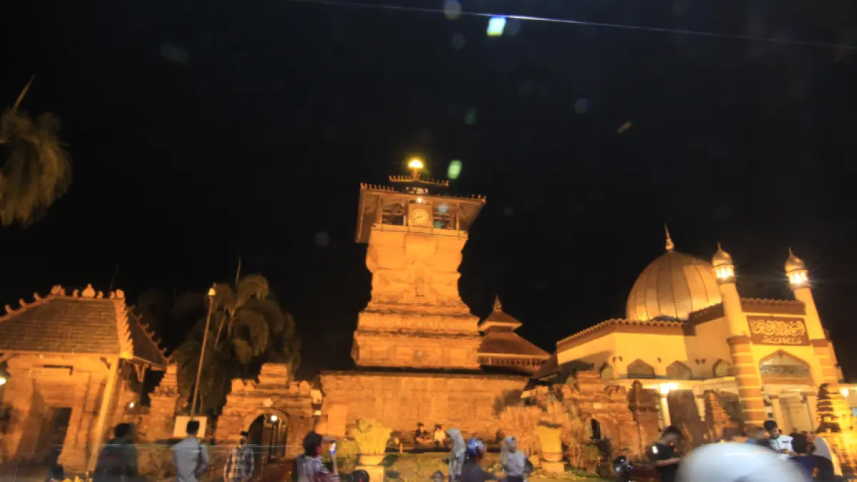 Masjid Al Aqsho dan Menara Kudus menjadi pusat dakwah Islam di Kudus sejak era Sunan Kudus hingga sekarang. (DONNY SETYAWAN/RADAR KUDUS)