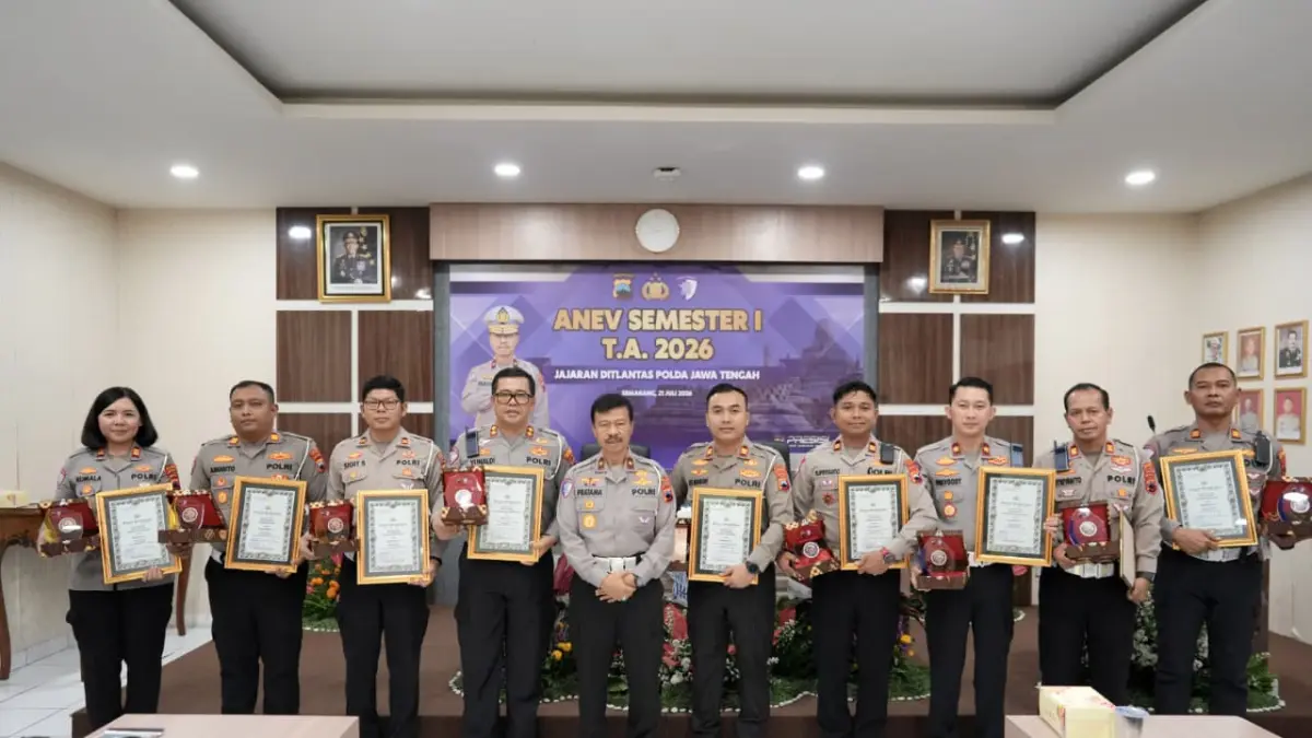 PENGHARGAAN: Polda Jateng saat memberikan penghargaan ke Kasat Lantas Polres Grobogan. (SATLANTAS GROBOGAN UNTUK RADAR PATI)