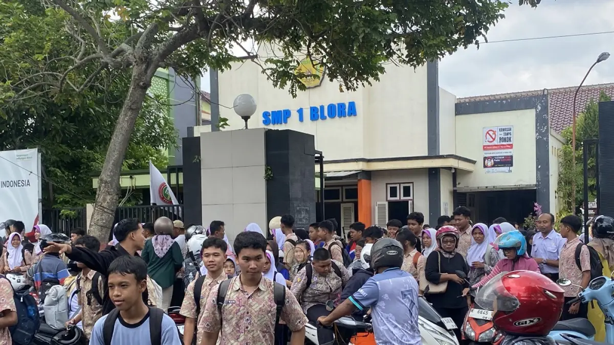 
PULANG: Situasi siswa SMP Negeri 1 Blora pulang dan keluar lingkungan sekolah.  (ARIF FAKHRIAN KHALIM/RADAR PATI)
