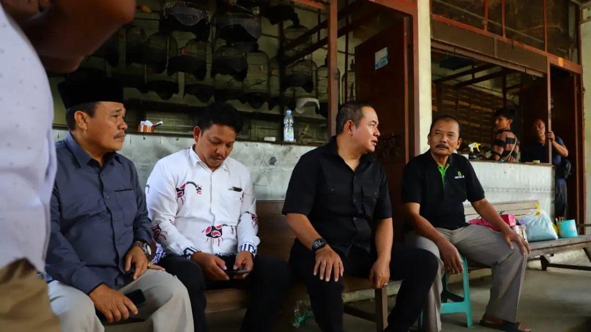 
TILIK PASAR: Ketua DPRD Kudus H. Masan, S.E., M.M. meninjau kondisi Pasar Babe dan Pasar Burung, Selasa (21/7). (DPRD KUDUS UNTUK RADAR PATI)
