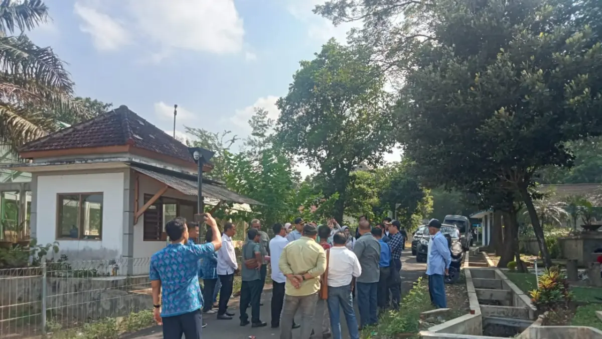 
UKUR: Ahli waris bersama Tim Uji Ukur mengukur lokasi sengketa, belum lama ini. (DOK WARGA UNTUK RADAR PATI)