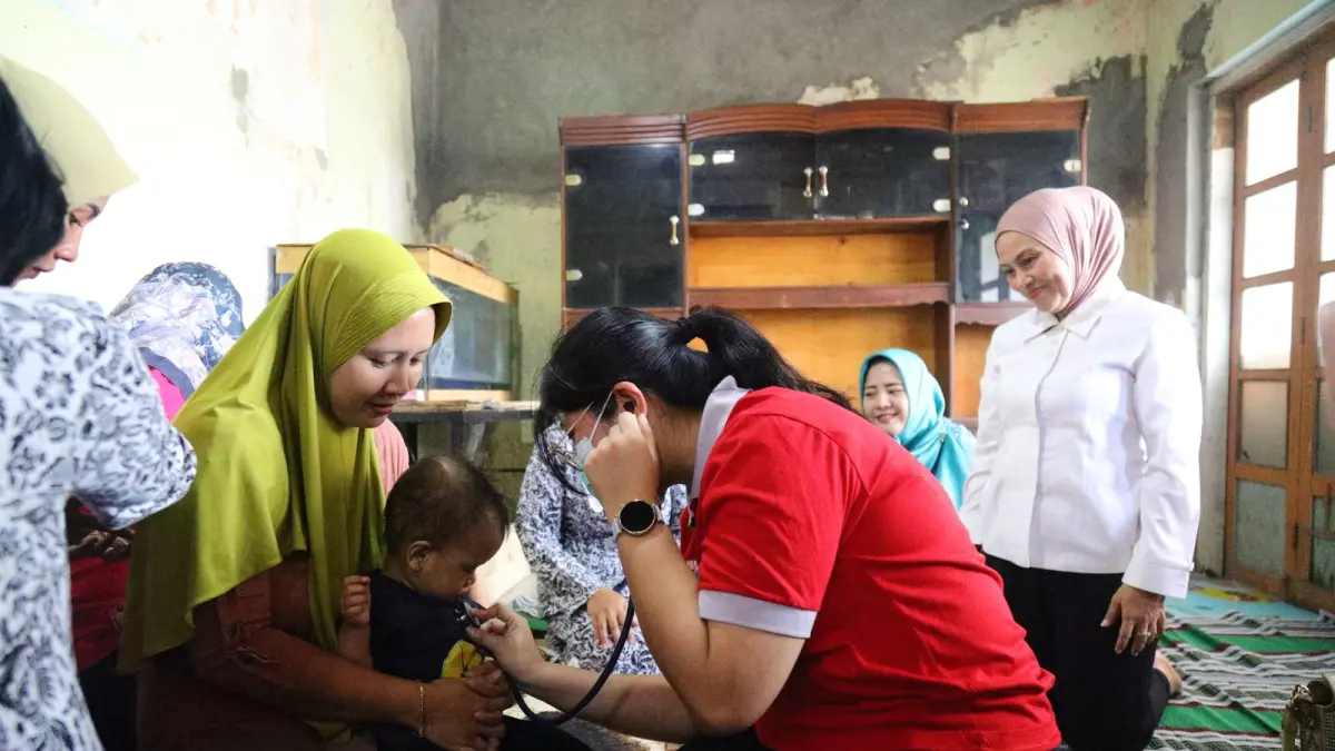 
AWASI STUNTING: Ketua TP PKK Kudus Endhah Endhayani melihat langsung pengawalan intervensi stunting. (INDAH SUSANTI/RADAR PATI)
