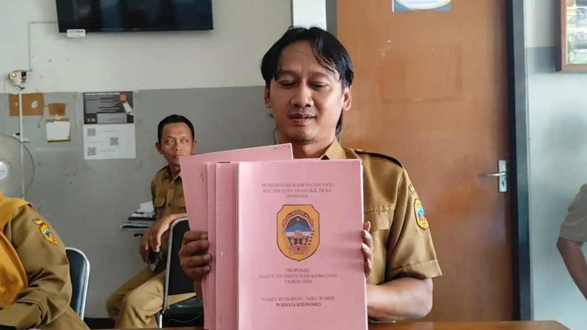 
DIBAWA: Sekdes Trangkil Bambang Pujianto menunjukkan proposal bantuan kematian di balai desa setempat belum lama ini. (ANDRE FAIDHIL FALAH/RADAR PATI)
