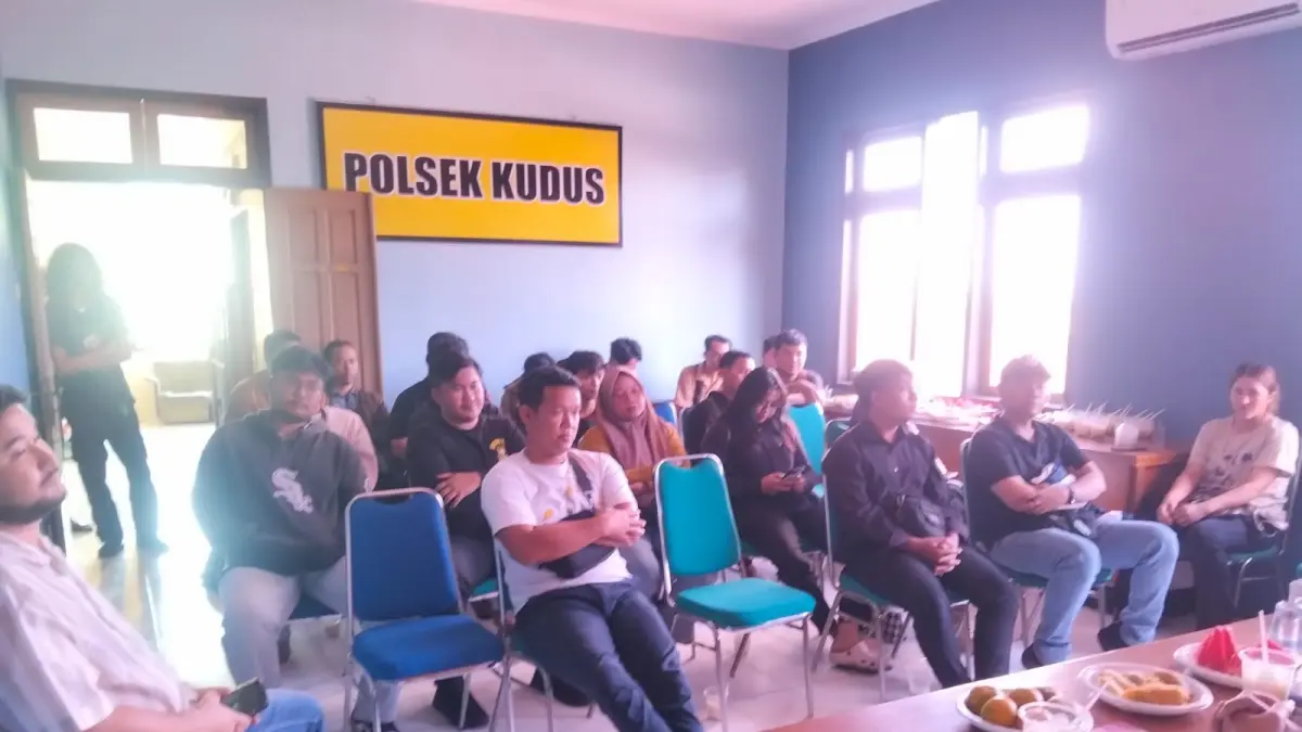 
DIPERBAIKI: Kapolsek Kudus AKP Subkhan menjelaskan aturan kepada pedagang kopi. (KAPOLSEK KUDUS UNTUK RADAR PATI)
