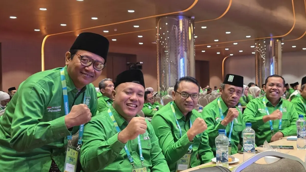 Ketua dan Sekretaris DPC PKB Pati bersama Plt Bupati Pati Risma Ardhi Chandra saat menghadiri acara pelantikan pengurus DPC PKB serentak di Jakarta.