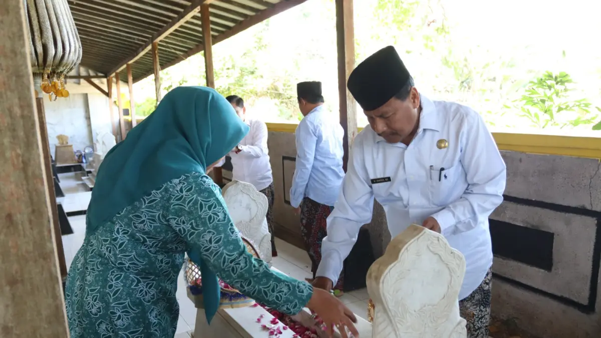 
TABUR BUNGA: Bupati Rembang, Harno tabur bunga di area makam Pangeran KGPAA Djojo Adiningrat dan RA Kartini, Kamis (23/7). (PROKOPIMDA UNTUK RADAR PATI)
