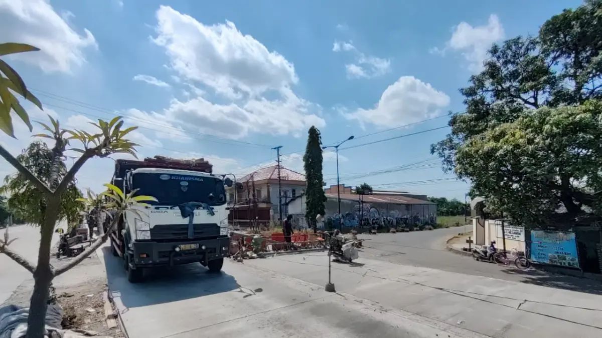 
TERSENDAT: Kondisi lalu lintas Jalan Lingkar timur yang mengalami penumpukan arus dikarenakan perbaikan jalan. (GALIH ERLAMBANG W/ RADAR PATI)
