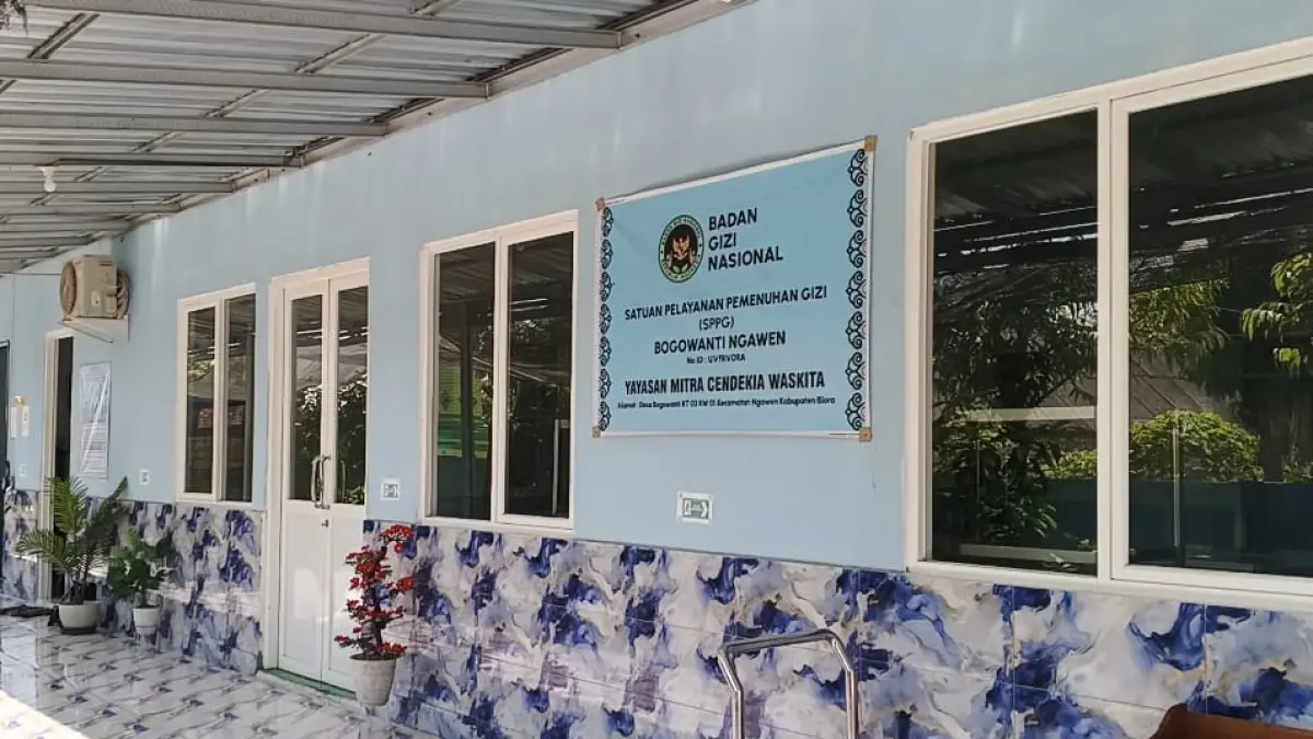 TUTUP: Tampak depan SPPG Bogowanti tidak beroperasi akibat keracunan siswa di SDN 1 Sendangrejo, Blora. (ARIF FAKHRIAN KHALIM/RADAR PATI)