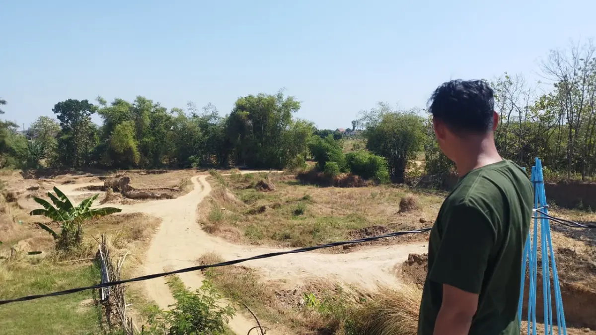 

DIHENTIKAN: Warga melihat kondisi galian C di Desa Kaliwungu, Kudus. (WARGA UNTUK RADAR PATI)