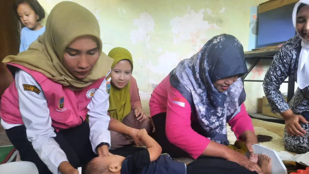 
DIPERIKSA: Balita usia 2 tahun saat di lakukan pemeriksaan dan timbang berat badan oleh tim medis. (INDAH SUSANTI/RADAR PATI)
