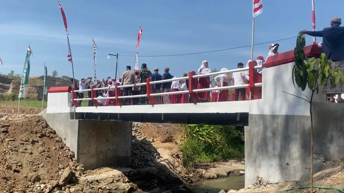 
DISAHKAN: Kodim 0722/Kudus selesai membangun Jembatan Garuda di Desa Tanjungrejo, Jekulo.  (KODIM KUDUS UNTUM RADAR PATI)
