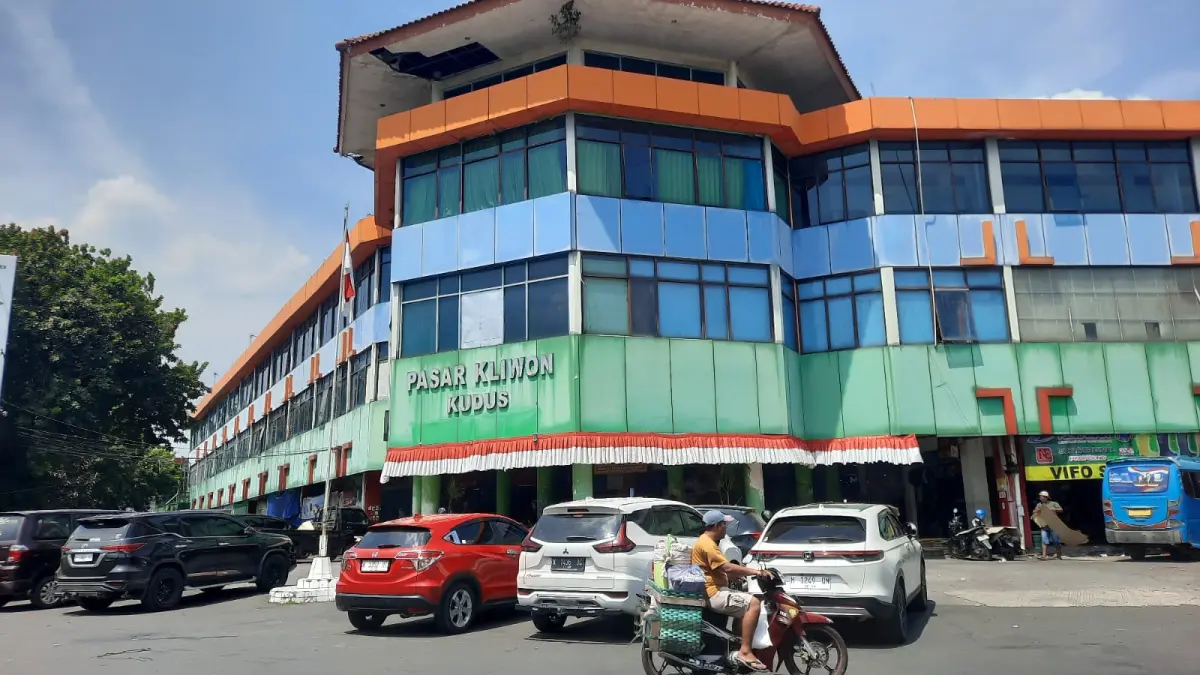 
GEDUNG PASAR: Pasar Kliwon saat kondisi tidak terlalu ramai. Tahun ini dapat revitalisasi. (INDAH SUSANTI/RADAR PATI)
