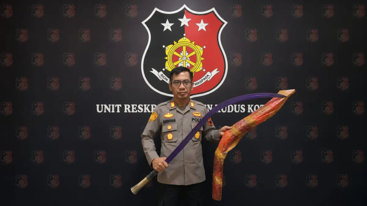 Kapolsek Kota AKP Subkhan menunjukkan sajam hasil sitaan. (GALIH ERL/RADAR PATI) 