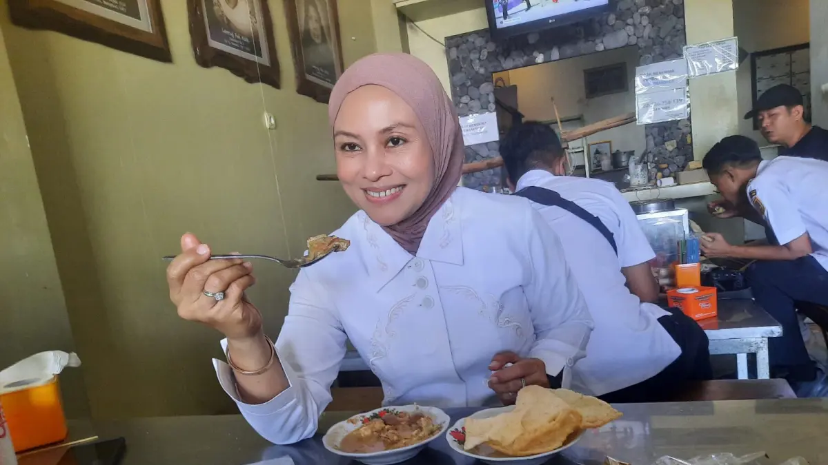 
MENIKMATI: Bunda Iin, (Endhah) istri Bupati Kudus Sam’ani Intakoris, menikmati makan Lentog Tanjung Kudus. (INDAH SUSANTI/RADAR PATI)