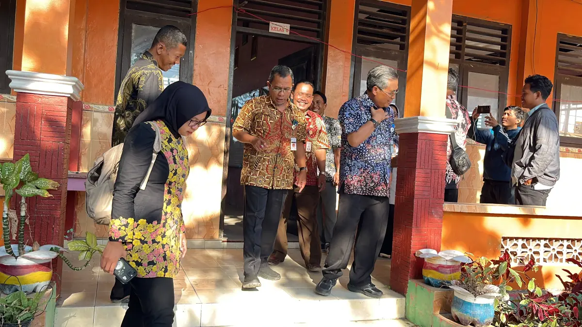 SERAHKAN BANTUAN: Kepala Dinas Pendidikan Provinsi Jateng Sadimin menyerahkan bantuan sebesar Rp 50 juta kepada Kepala SD N Tanggirejo, Kecamatan Tegowanu untuk perbaikan sekolah.  (SIROJUL MUNIR/RADAR PATI)
