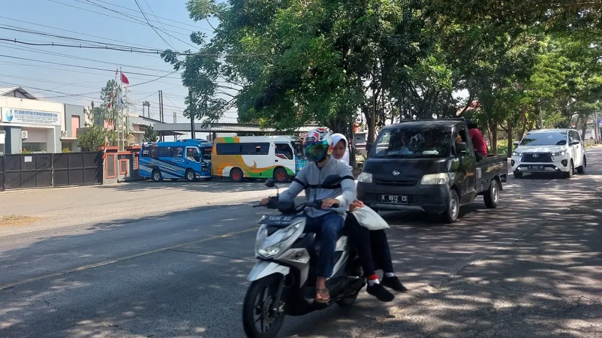 

AREA INDUSTRI: Pengguna jalan melintasi wilayah deretan pabrik di Pati-Juwana belum lama ini. (ANDRE FAIDHIL FALAH/RADAR PATI)
