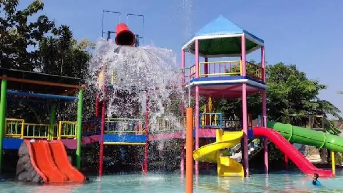 
KOLAM RENANG: Wisata air yang disebut Kampung Bluron di Desa Tempuran Kecamatan Tunjungan banyak dikunjungi wisatawan lokal. (ARIF FAKHRIAN KHALIM/RADAR PATI)
