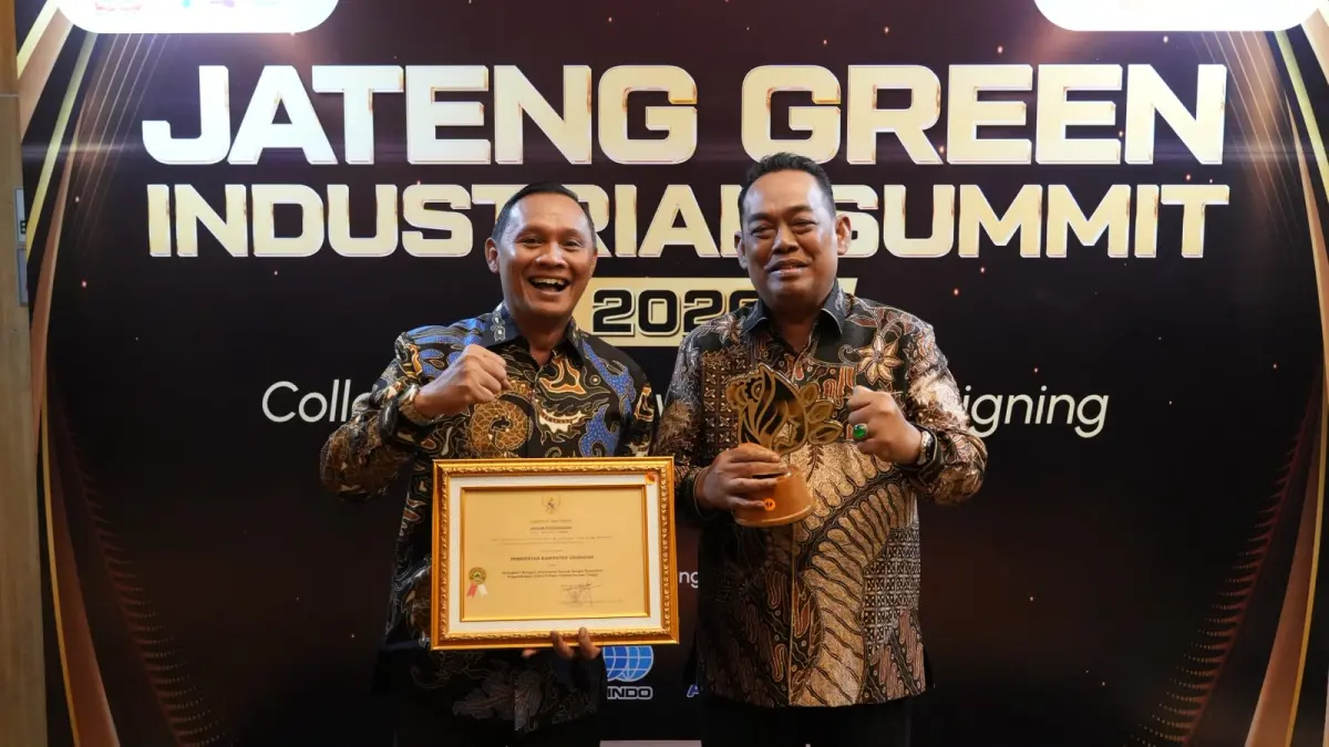 SELAMAT: Bupati Grobogan Setyo Hadi dan Kepala Disperindag Grobogan Pradana Setyawan saat menunjukkan penerimaan Penganugerahan Jateng Green Industrial Summit Award 2026.
