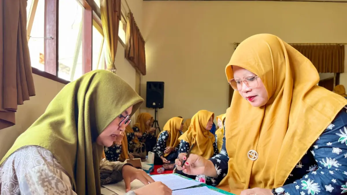 
SUMRINGAH: Guru RA tampak sumringah saat menerima bantuan insentif. (KEMENAG UNTUK RADAR PATI)
