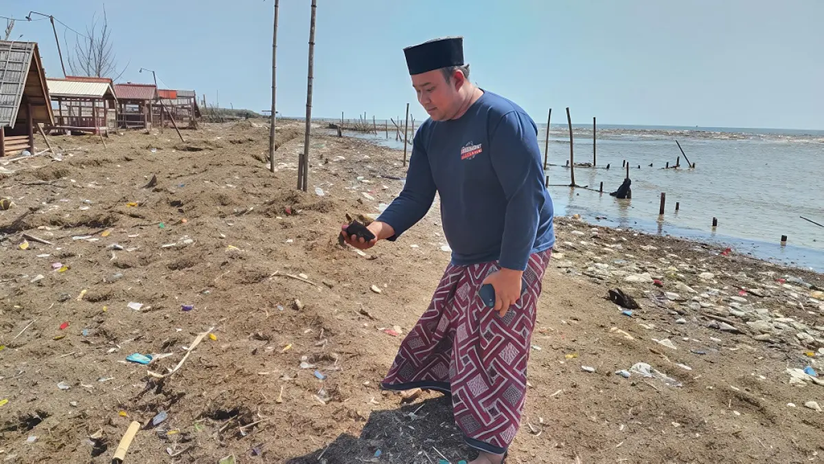 
BERSERAKAN: Warga Desa Bulumanis Kidul, Margoyoso, Pati menunjukkan sampah di pantai desa setempat. (ANDRE FAIDHIL FALAH/RADAR PATI)
