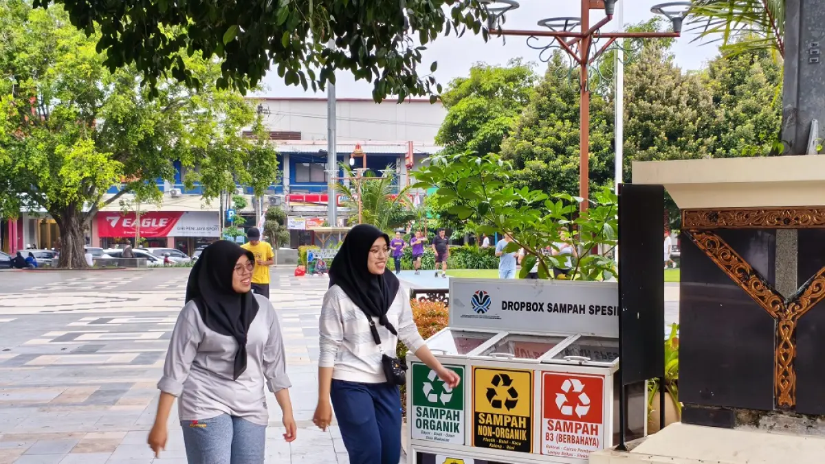 
Suasana Alun – Alun Simpanglima Pati yang menjadi tempat ruang terbuka hijau paling representatif Pati. (ACHMAD ULIL ALBAB/RADAR PATI)
