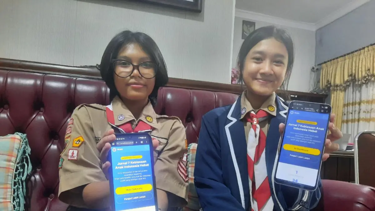 
TUNJUKKAN: Dua murid menunjukkan laman website 7 Kebiasaan Anak Indonesia Hebat baru-baru ini. (INDAH SUSANTI/RADAR PATI)
