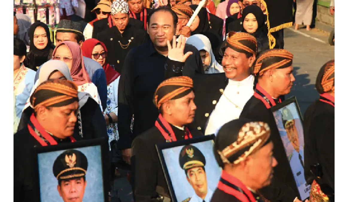 Bupati Rembang Harno menyapa warga saat prosesi kirab Hari Jadi ke-285 Kabupaten Rembang.  