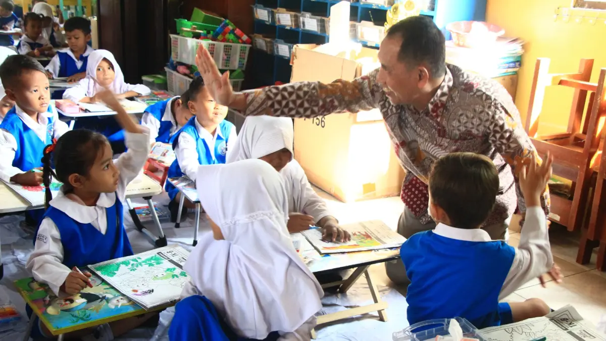 Direktur Jawa Pos Radar Kudus Baehaqi menyapa sejumlah peserta lomba mewarnai dalam rangka Hari Jadi ke 285 Kabupaten Rembang, (27/7).