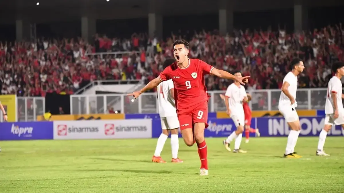 Jens Raven perbesar keunggulan timnas Indonesia atas Kamboja 5-1. 