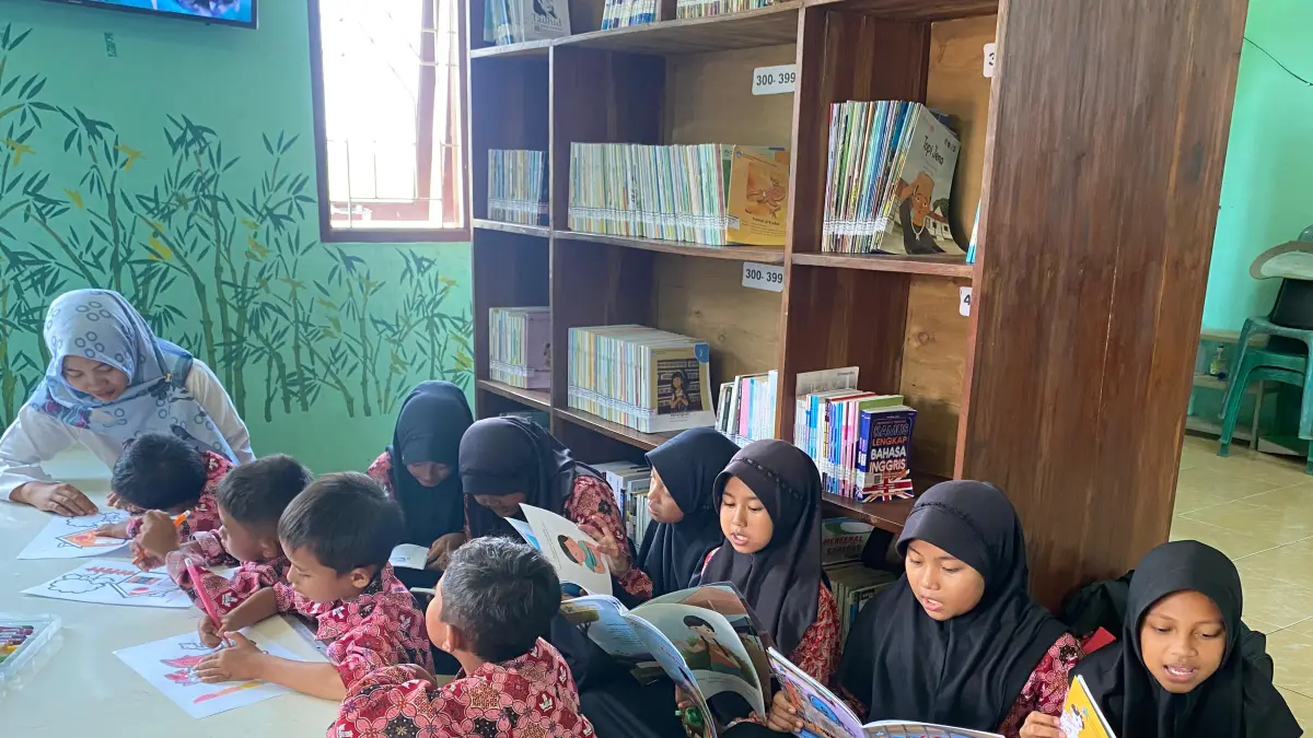 
MENYERAP ILMU: Anak-anak SDN Balong, Kecamatan Jepon, Blora membaca dan meminjam buku di Perpustakaan Desa Balong saat jam istirahatat sekolah.  (ARIF FAKHRIAN KHALIM/RADAR PATI)