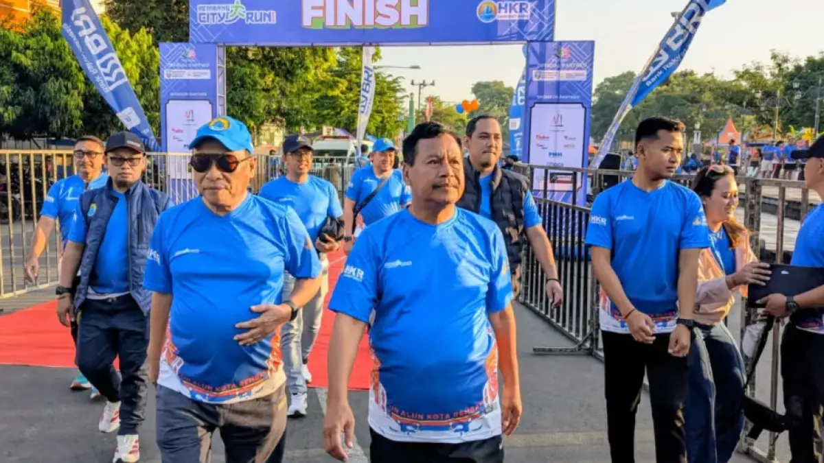 SEMANGAT: Bupati Rembang Harno, Sekda Fahrudin bersama Ketua Umum HKR Jabodetabek Dr. Maryono finish bareng di Rembang City Run kemarin (26/7). (HKR JABODETABEK/RADAR PATI)