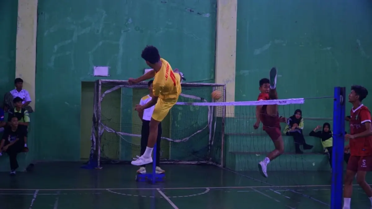 
SENGIT: Tim Popda Jepara berusaha mengembalikan bola ke pertahanan Popda Kudus. (POPDA KUDUS UNTUK RADAR PATI)
