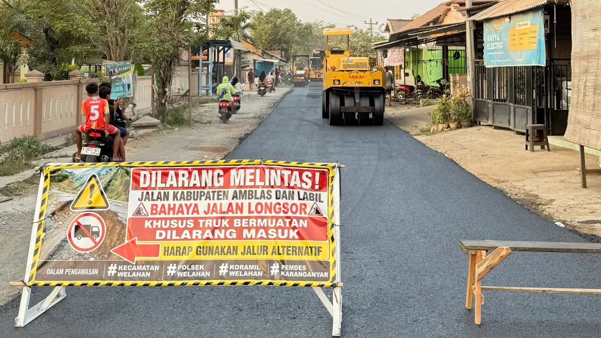 
TOTALITAS: Bupati Jepara Witiarso Utomo  dan Wakil Bupati Jepara M.  Ibnu Hajar meninjau pengecoran jalan Buaran,  Mayong,  belum lama ini.  (FIKRI T. /RADAR PATI)

